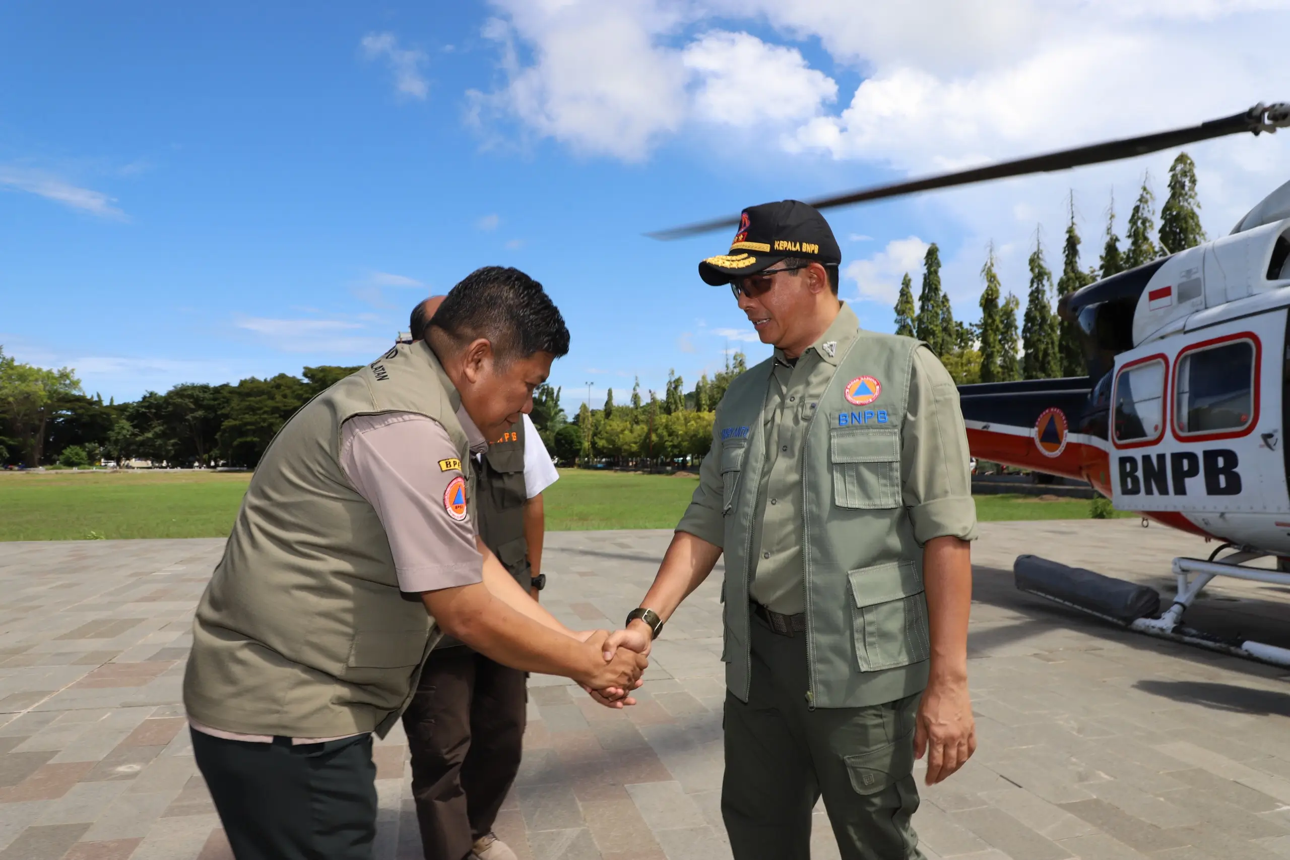 Kepala BNPB Letjen TNI Suharyanto S.Sos., M.M (kanan) disambut oleh Kepala Pelaksana BPBD Provinsi Sulawesi Selatan Amson Padolo (kiri) saat tiba di Alun-Alun Belopa untuk melihat langsung Pos Komando Utama Tanggap Darurat Bencana Banjir dan Tanah Longsor Kabupaten Luwu, Sulawesi Selatan, Selasa (7/5).